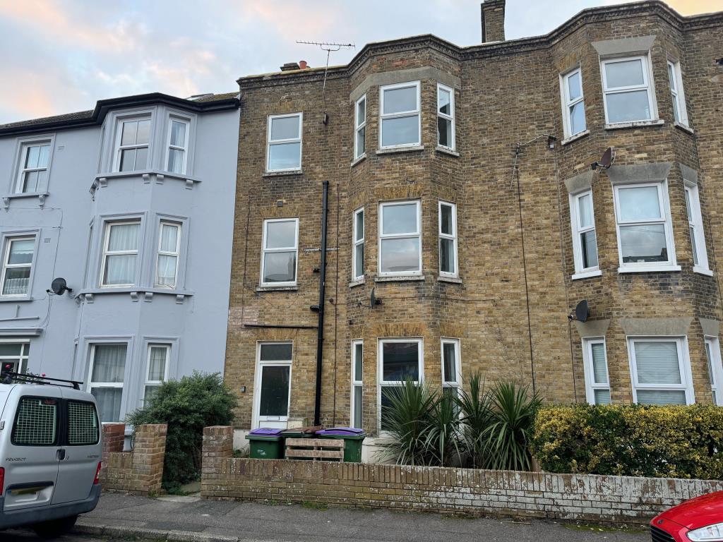 Lot: 2 - GROUND FLOOR GARDEN FLAT FOR IMPROVEMENT - Front of property